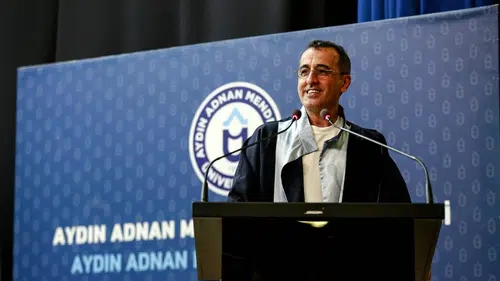 Güvenlik görevlisi olarak girdiği üniversiteden birincilikle mezun oldu