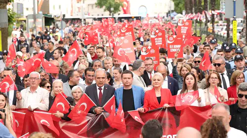 Bursa sokakları 19 Mayıs coşkusuyla doldu taştı