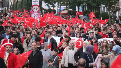 Bolu sokaklarında 200 metrelik dev bayrakla bayram yürüyüşü