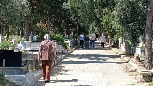 Nazilli halkı arefe sabahı mezarlıklara akın etti