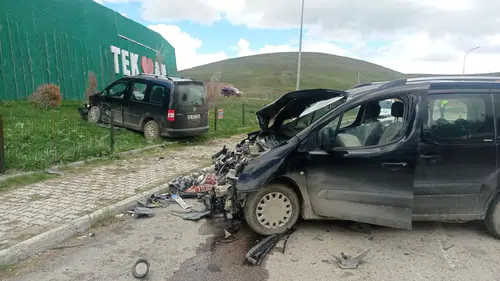 Erzurum Tekman yolunda iki otomobil çarpıştı