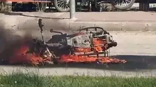 Adıyaman trafiğinde bekleyen motosiklet bir anda yanmaya başladı