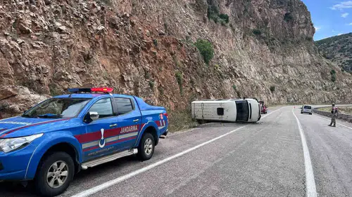 Kilis yolunda minibüs devrildi