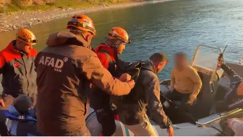 Van Gölü kıyısında mahsur kalan vatandaşlara deniz polisi ulaştı