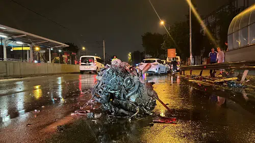 Bursa'da feci kaza Otomobilin motoru yerinden fırladı