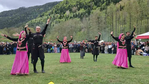 Posof 19 Mayıs kutlamalarında gençlerin performansı izleyenleri büyüledi