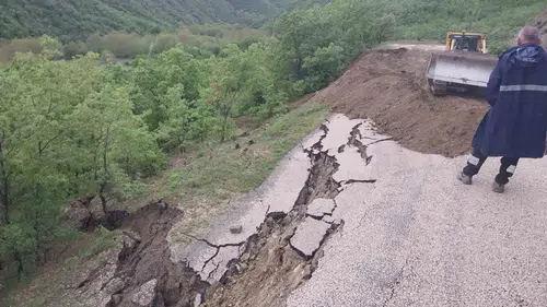 Amasya’da köy yolu heyelanla kapandı