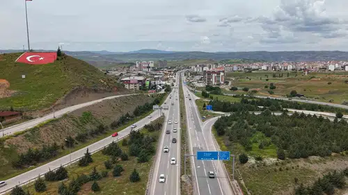 Kilit kavşakta bayram trafiği havadan görüntülendi