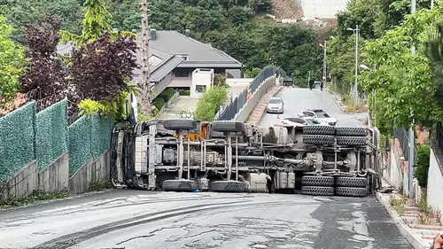 Sarıyerde yokuşta kayan kamyon yolu molozla kapattı