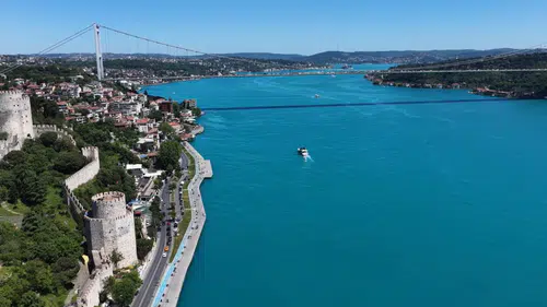 İstanbul Boğazı bayram sabahı turkuaza boyandı