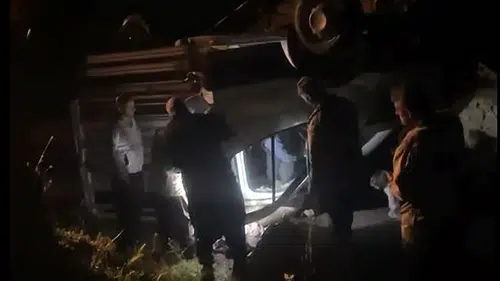Adana Feke’de hayvan yüklü kamyonet devrildi