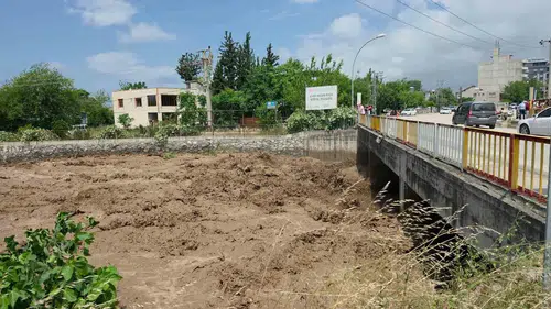 Hatay'da dere taştı köprü trafiğe kapatıldı