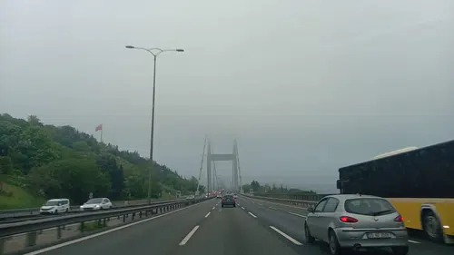 Bayram tatilinde İstanbul sis ve yağmur altında güne başladı