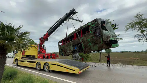 Biga’da tur otobüsü tarlaya uçtu 46 kişi yaralandı