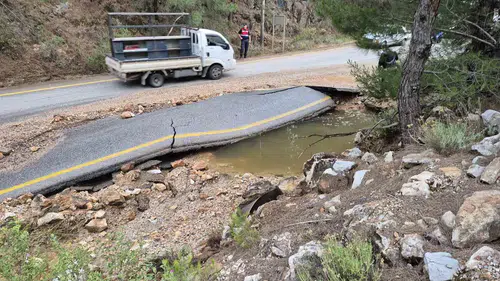 Bodrum yolunda patlayan şu borusu trafiği felç etti