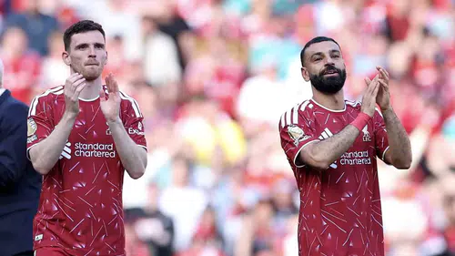 Liverpool efsaneleri Anfield çimlerine veda etti