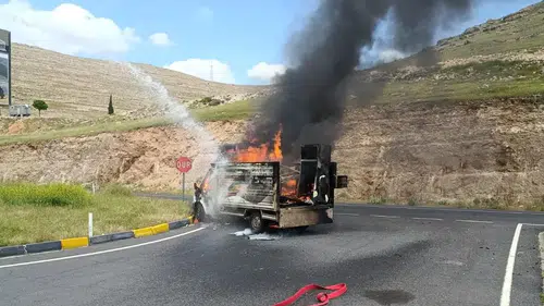 Diyarbakır yolunda eşya taşıyan kamyonet yanarak kül oldu
