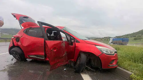 Afyonkarahisar yolunda otomobil hurdaya döndü ancak kimsenin burnu kanamadı
