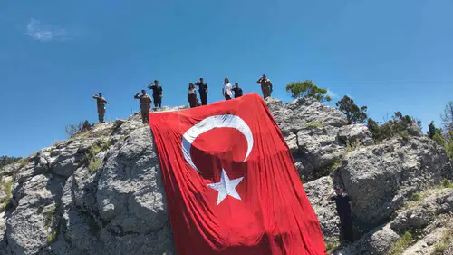 Burdur’un zirvesinde dev Türk bayrağı dalgalandı
