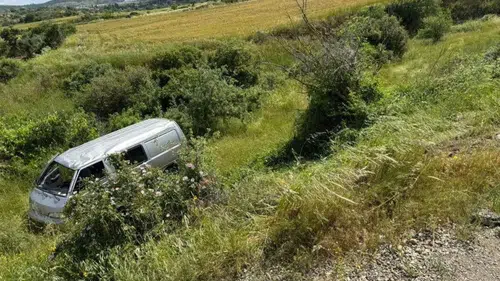 Keşan'da kontrolden çıkan kamyonet şarampole devrildi