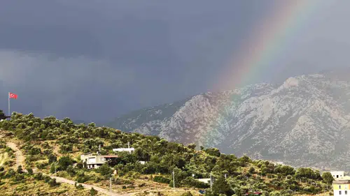 Adana'da gökyüzü doğa ile bayrağı birleştirdi