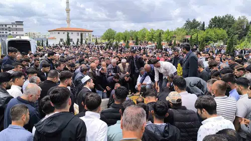 Araban ilçesi trafo tamiri sırasında hayatını kaybeden muhtarına ağladı