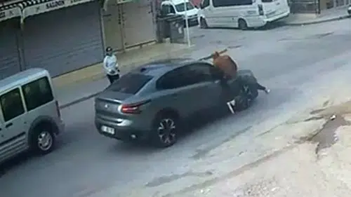 Tarsus'ta dikkati dağılan yaya otomobilin altında kaldı