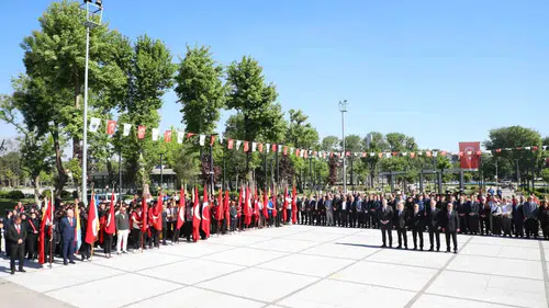 İnegöl gençleri 19 Mayıs coşkusunu meydanlara taşıdı