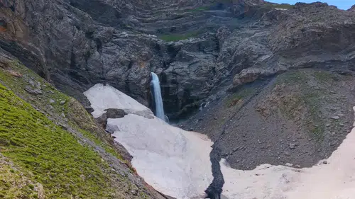 Bitlis Mutki'de dağın kalbinden süzülen gizli şelale