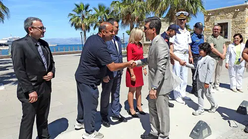 Çeşme bayramlaşmasında kale surları altında buluştu