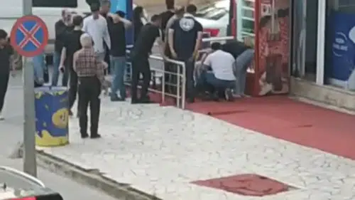 Batman'da caddede yürüyen kişiye maskeli saldırgan kurşun yağdırdı