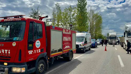 Afyonkarahisar yolunda minibüs ağaca çarptı