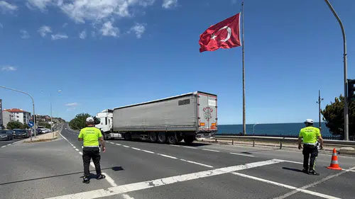 Tekirdağ yolunda dönüş trafiği başladı ağır vasıtalara geçiş yasağı geldi