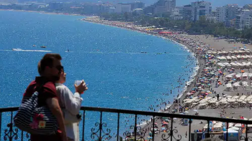 Konyaaltı Sahili bayramın son gününde doldu taştı
