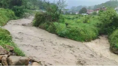 Karabük Yenice'de sağanak yağış dere yataklarını tehlikeli seviyeye taşıdı