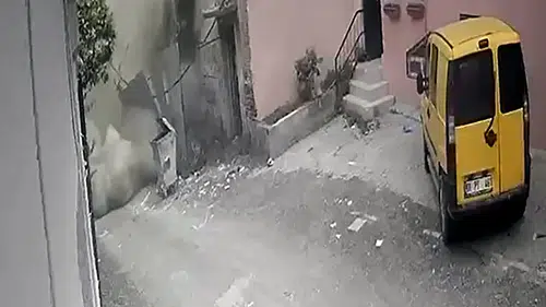 Adana'da sağanak yağış sonrası metruk bina büyük gürültüyle yıkıldı