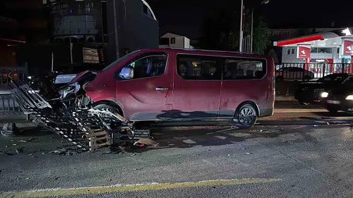 Adapazarı’nda minibüs kazası trafiği kilitledi