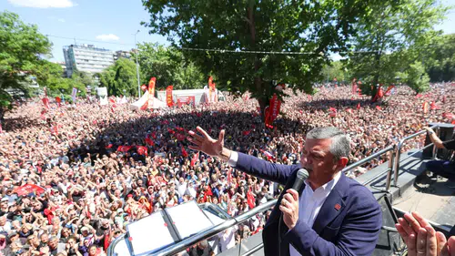 Özgür Özel'den parti yönetimine erken kurultay çağrısı