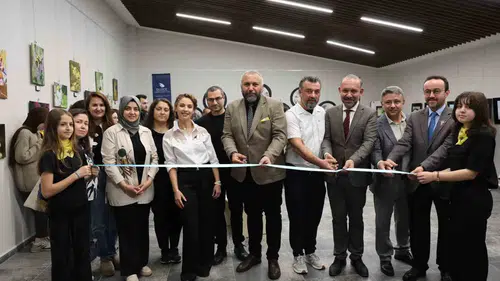 Öğrenciler fırçalarıyla yaban arılarının doğadaki gizli görevini çizdi