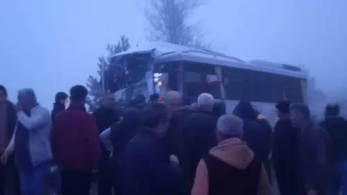 Bolu Mudurnu yolunda tır ve midibüs çarpıştı 3 yaralı var