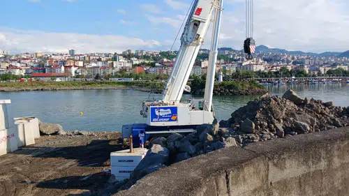 Faroz Limanı’nı korumak için 21 tonluk dev bloklar yerleştiriliyor