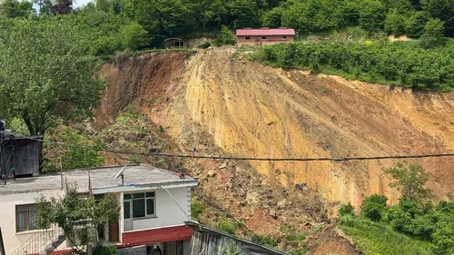 Fatsa'da toprak kaydı yamaçtan kopan parçalar korkuttu