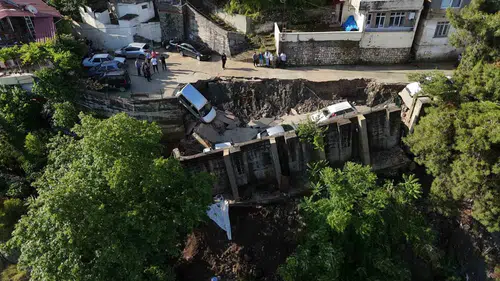 Hatay’da şiddetli yağış yolu çökertti beş araç toprak altında kaldı