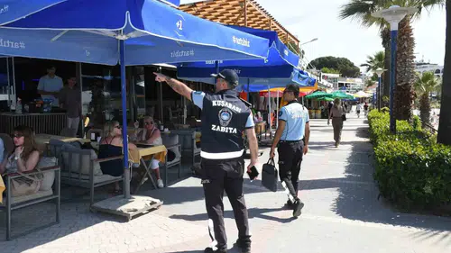 Kuşadası plajlarında yaya yolunu işgal eden işletmelere zabıta takibi