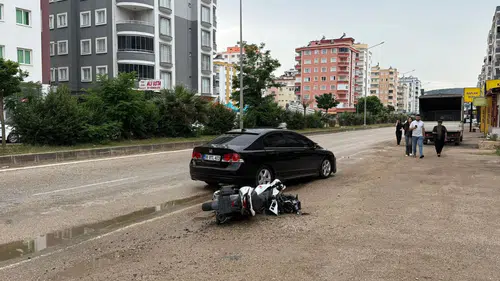 Kozan'da üç aracın karıştığı zincirleme kazada iki kişi yaralandı