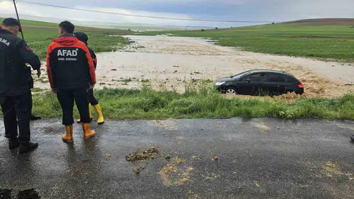 Kırşehir’de köyleri sel bastı