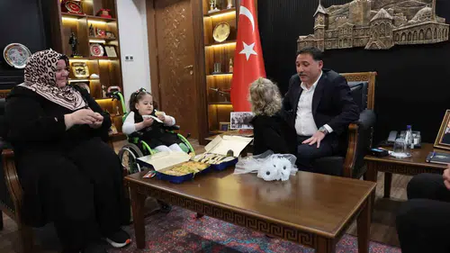 Tatlı isyanıyla tanıdığımız Rüveyda Kayseri Valisi’nin misafiri oldu