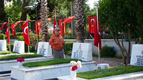 Antalya şehitliğinde bayram arefesi buruk geçti