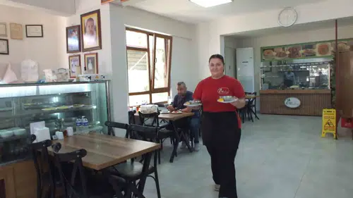 Burhaniye'de bir lokanta tamamen kadınların yönetimine geçti