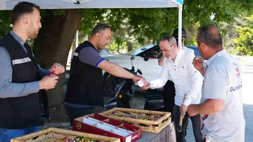 Düzce Belediyesi mezarlık ziyaretçilerini ikramlarla karşıladı